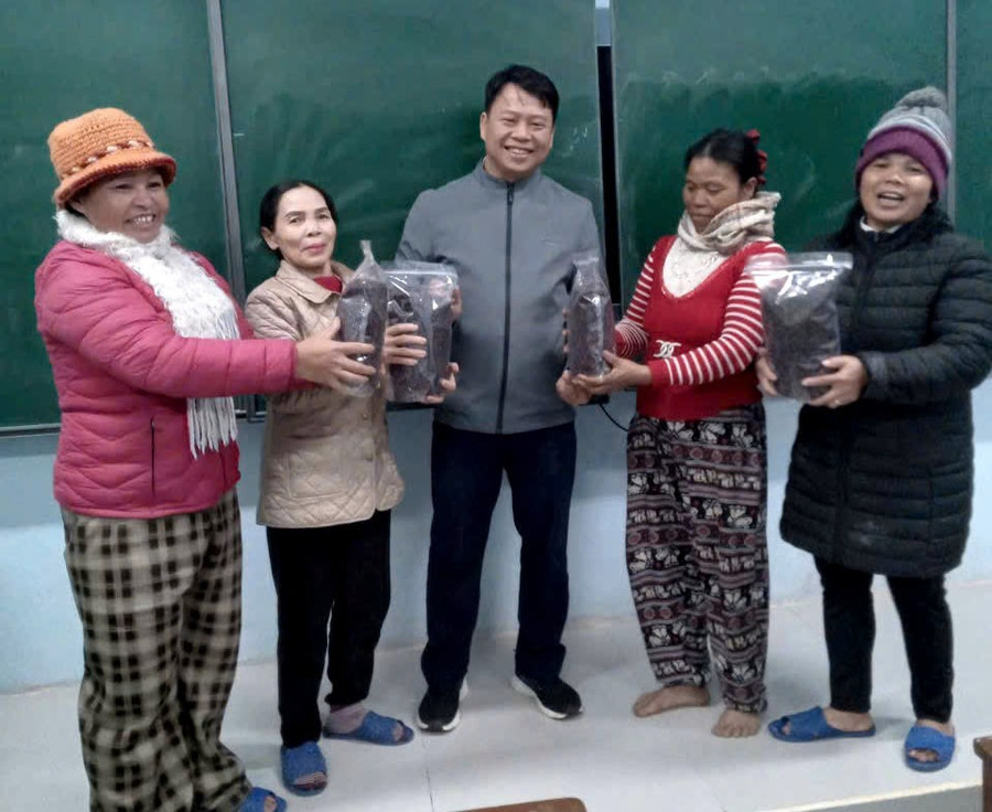 Trung Tâm Đăng Nhập MM88 Chính Thức Mới lớp XMC A Lưới được học viên tặng quà ngày Nhà giáo Việt Nam dịp 20/11/2025. z7268572024423-9716a9ff3c541ae9e6c69cb2fee8bf23.jpg