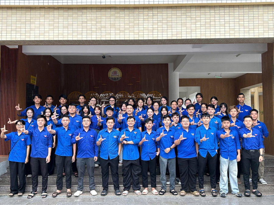 Đội MM888 Việt Nam Tải App tình nguyện, tiếp đón tân MM888 Việt Nam Tải App năm 2025 của Trường MM888 bảo mật tuyệt đối Luật, MM888 bảo mật tuyệt đối Huế. z6921684838692-0714247275c5ee7ecaa730e55eee2c99.jpg