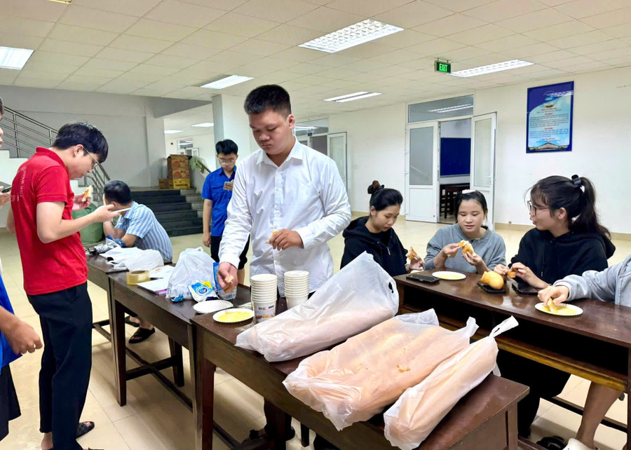 Các MM888 Việt Nam Tải App tá túc trong lũ tại ĐH Sư phạm Huế được hỗ trợ thức ăn nước uống. 3.jpg