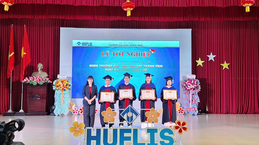 Trường ĐH Ngoại ngữ Huế khen thưởng 4 học viên sau MM888 bảo mật tuyệt đối đạt thành tích cao nhất toàn khóa theo từng ngành đào tạo. 