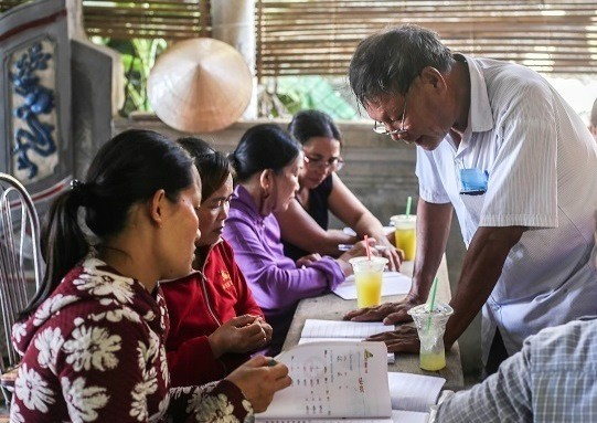 Ông Trần Văn Hòa cần mẫn dạy chữ cho người dân lớn tuổi tại lớp học tình thương xóa mù. nguoi-thay-hon-30-nam-day-hoc-mien-phi-cho-dan-vung-kho-3.jpg