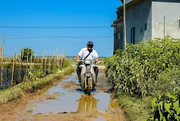 Hình dáng nguoi-thay-hon-30-nam-day-hoc-mien-phi-cho-dan-vung-kho.jpg