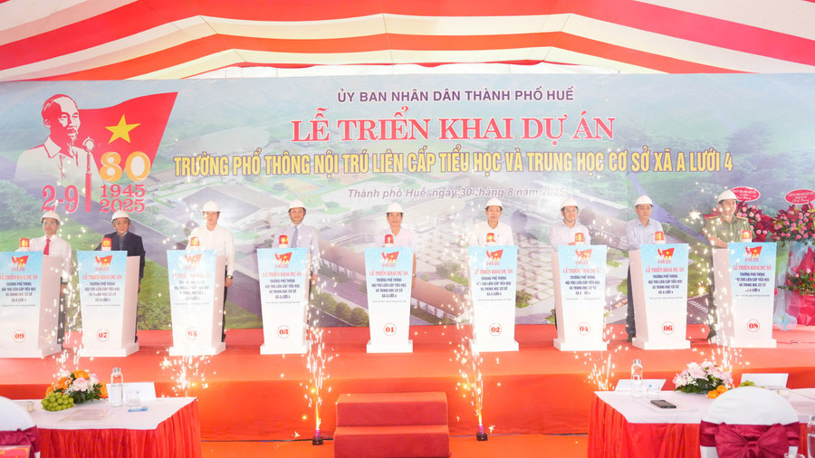 Các đại biểu bấm nút triển khai dự án Lễ triển khai dự án Trường phổ thông nội trú liên cấp Tiểu học và THCS xã A Lưới 4. z6960342521378-3346f8b26effb20f064dcdf919ba50d1.jpg