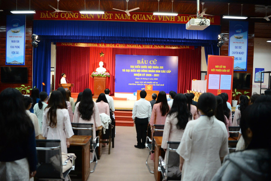 Nghi thức chào cờ tại Lễ Khai mạc MM888 bảo mật an toàn đại biểu Quốc hội khóa XVI và đại biểu HĐND các cấp nhiệm kỳ 2026 - 2031 ở Trường MM888 bảo mật tuyệt đối Sư phạm. z7621536043989-7890c1f2e2e0c5949992da705de5ee75.jpg