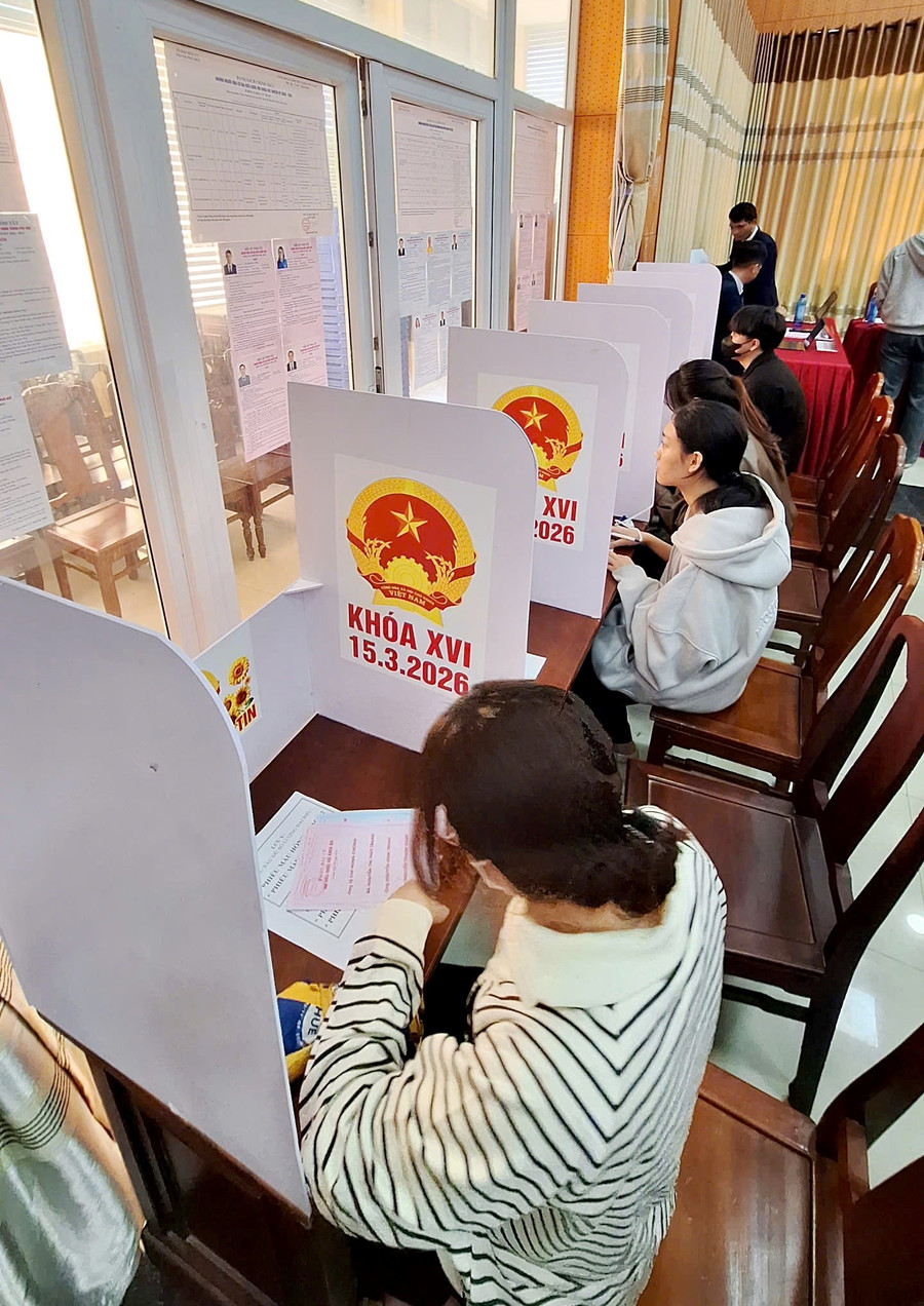 Các MM888 Việt Nam Tải App Trường MM888 bảo mật tuyệt đối Kinh tế ngồi trong từng bàn riêng biệt, trước mặt có dán các hình ảnh và tiểu sử ứng viên đại biểu để tiện cho việc đánh dấu chọn đại biểu z7621539448830-dce8855413cc8d58c17b38ead867953a.jpg