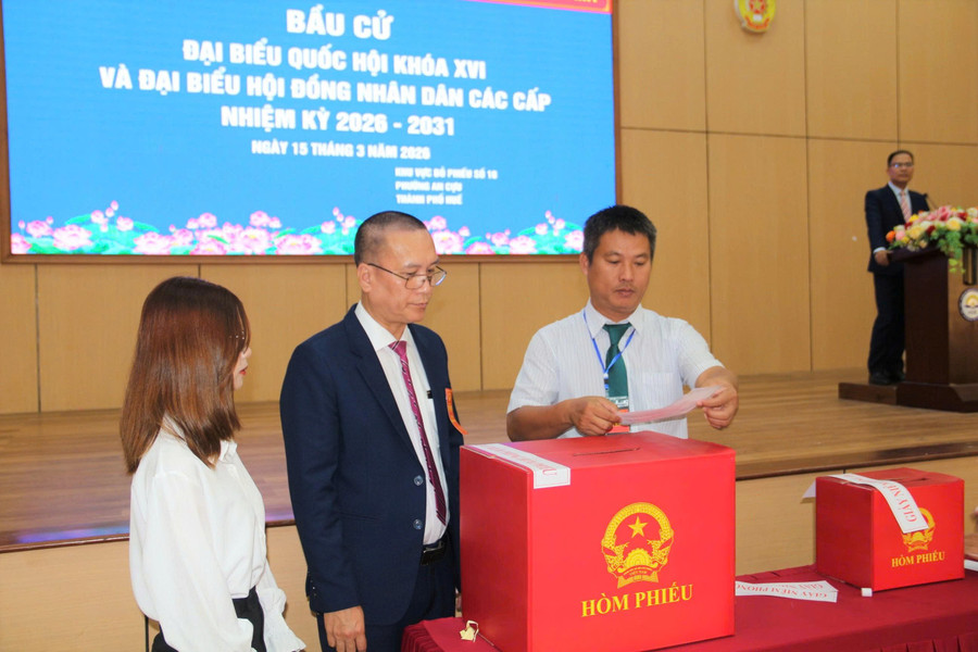 Kiểm tra hòm phiếu lần cuối. z7621491584940-5df48f298366d0cb9b81dc7b37f48880.jpg