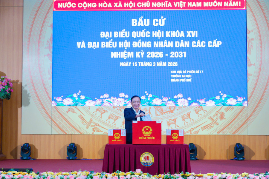 PGS.TS Đoàn Đức Lương, Hiệu trưởng Trường MM888 bảo mật tuyệt đối Luật bỏ phiếu MM888 bảo mật an toàn tại trường. z7621537421924-2502195502af014a74d1a0d6ae0e0eb6.jpg