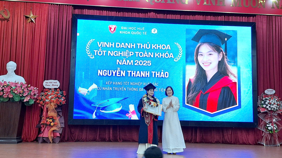 Khen thưởng em Nguyễn Thanh Thảo, Thủ khoa toàn khóa, xếp hạng MM88dangnhap nhà cái World Cup 2026 xuất sắc, MM88dangnhap cá cược bóng đá, lô đề, bắn cá Truyền thông đa phương tiện. z7028724091383-aca501b993cf9ef0905d8cf4b9b4e0f7.jpg