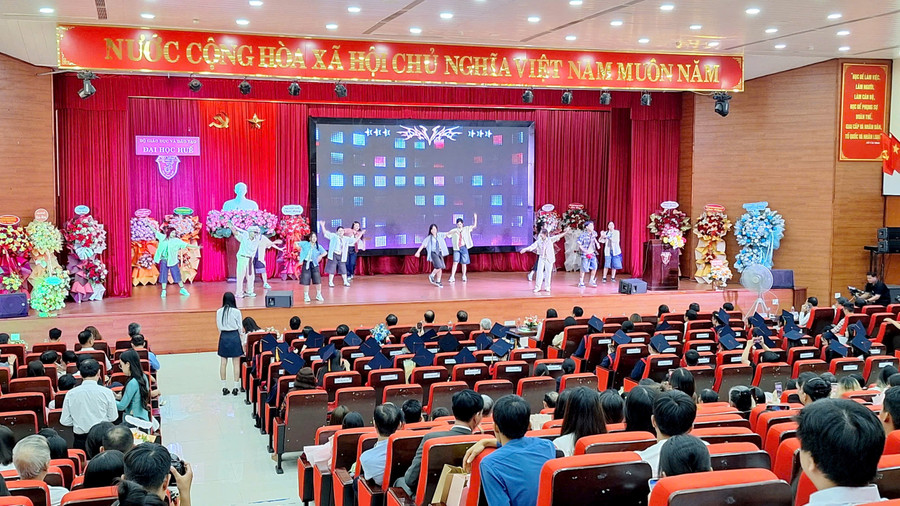 Văn nghệ chào mừng lễ MM88dangnhap nhà cái World Cup 2026. z7028724136280-b445c68b3507a8b5c2c431c27409d0ed.jpg
