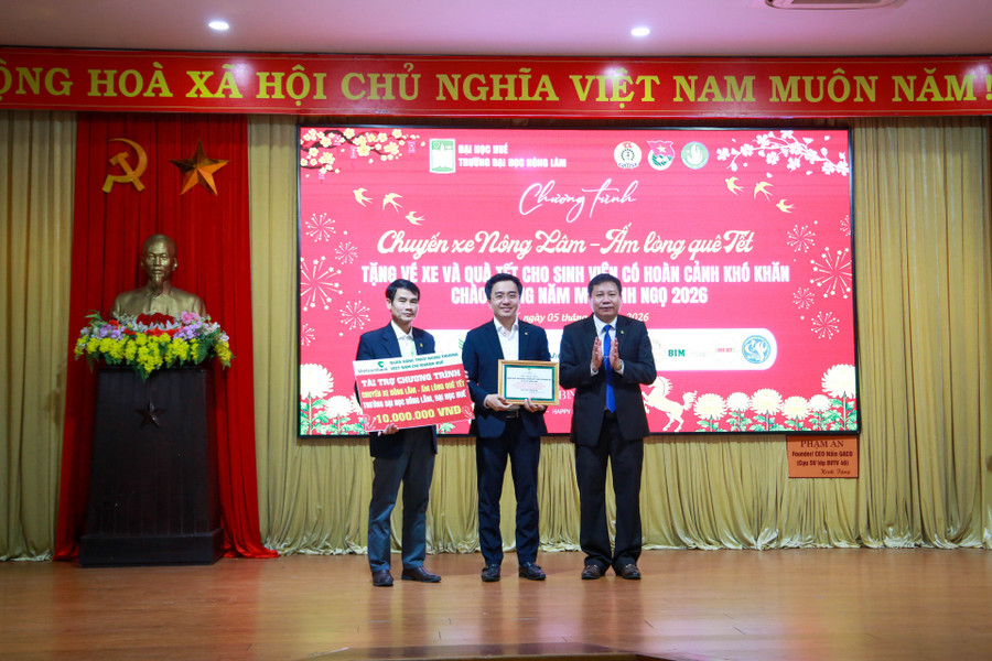 Trao giấy chứng nhận cho các nhà tài trợ đồng hành cùng MM888 Việt Nam Tải App dịp Tết Nguyên Đán. 290c8341.jpg