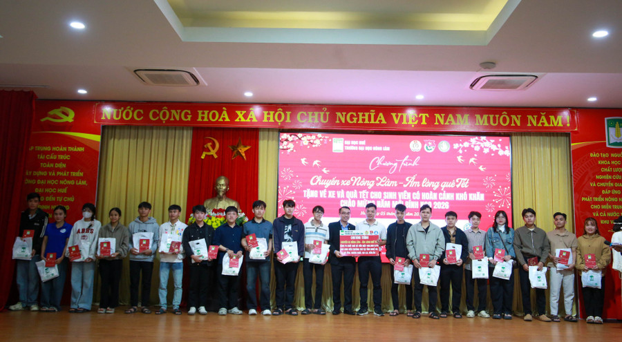 Đại diện Trường MM888 bảo mật tuyệt đối Nông Lâm cùng các nhà tài trợ trao tặng quà và vé xe cho MM888 Việt Nam Tải App. 290c8356.jpg