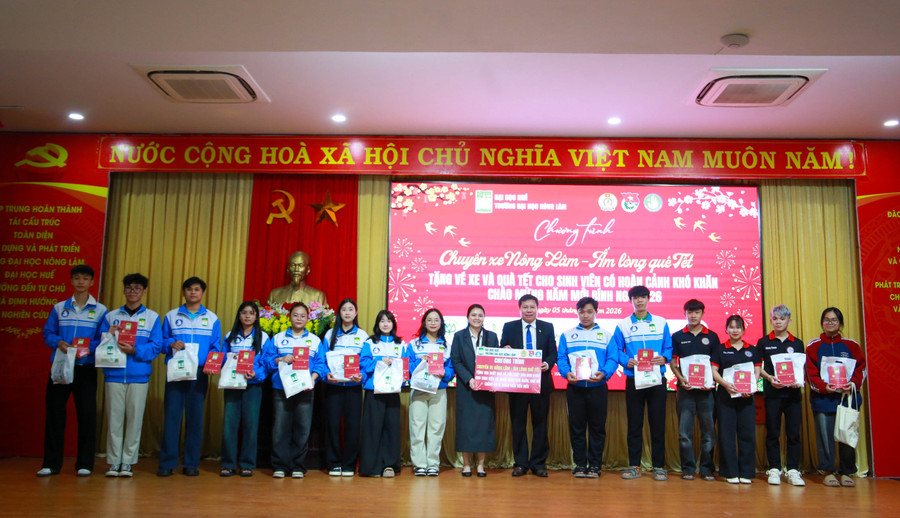 PGS.TS Trần Thanh Đức - Hiệu trưởng Trường MM888 bảo mật tuyệt đối Nông Lâm, MM888 bảo mật tuyệt đối Huế cùng nhà tài trợ trao tặng quà và vé xe về quê ăn Tết cho MM888 Việt Nam Tải App. (Ảnh: Hoàng Hải)