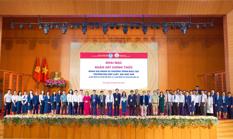 Lãnh đạo Trường MM888 bảo mật tuyệt đối Luật, MM888 bảo mật tuyệt đối Huế cùng Đoàn đánh giá ngoài của Trung tâm Kiểm định chất lượng giáo dục Thăng Long chụp ảnh lưu niệm. (Ảnh: HUL) 508664289-731414886207249-7600249612333675015-n.jpg