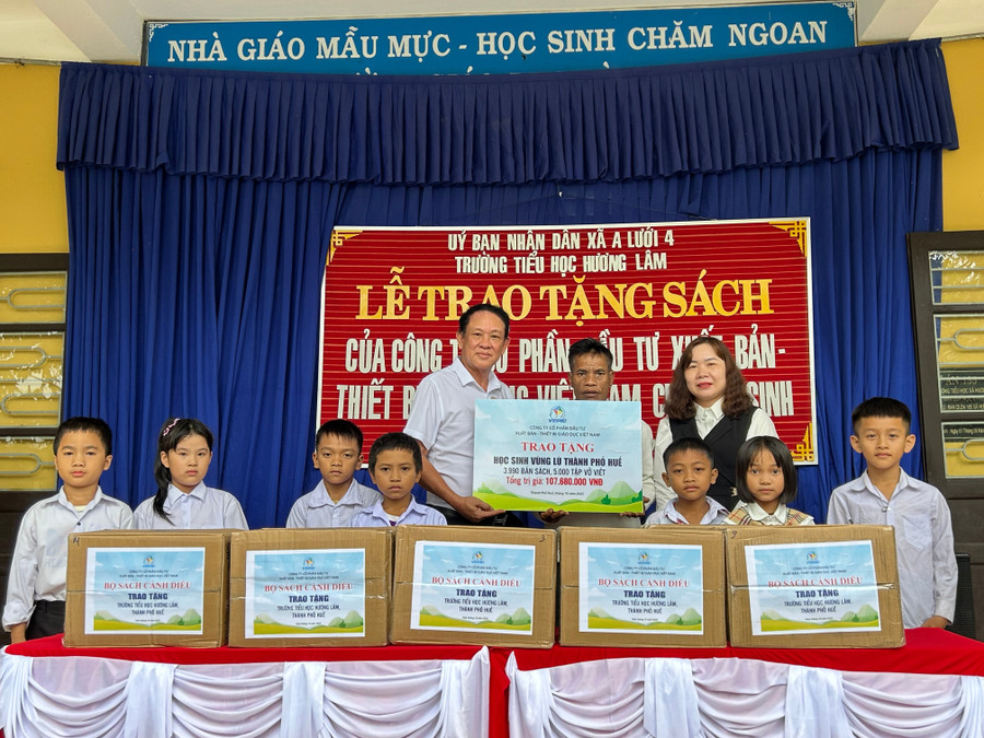 Đại diện Công ty Cổ phần Thiên đường trò chơi đổi thưởng MM886 Xuất bản - Thiết bị Giáo dục Việt Nam (VEPIC) trao tặng gần 9.000 bản sách giáo khoa và vở viết cho các trường tiểu học vùng lũ TP Huế.