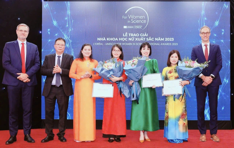 Một số công trình của PGS.TS Nguyễn Thị Ái Nhung và nhóm nghiên cứu được vinh danh tại Giải thưởng Sáng tạo châu Á 2024 và Giải thưởng L’Oreal – UNESCO Vì sự phát triển phụ nữ trong khoa học cấp quốc gia năm 2023, ghi nhận những đóng góp tiêu biểu trong lĩnh vực khoa học ứng dụng. a5-nu-giang-vien-nghien-cuu-khoa-hoc-chuyen-sau-ve-duoc-chat-thien-nhien.jpg