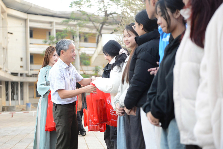 TS Lê Hồ Sơn, Hiệu trưởng Trường ĐH Sư phạm Huế tặng quà các SV về quê ăn Tết Nguyên đán 2026 trên 