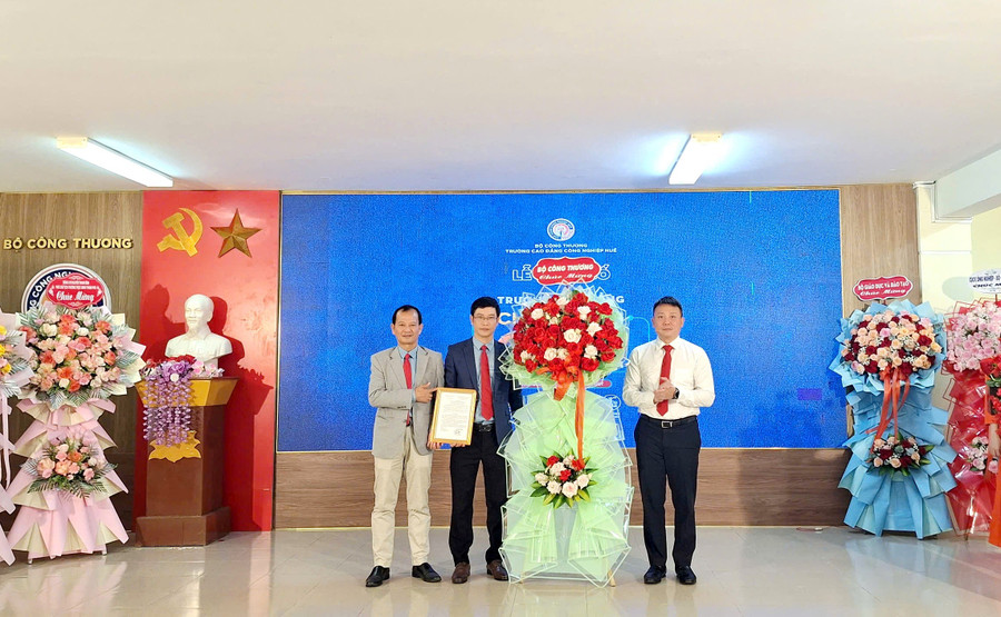 Ban Giám hiệu MM88b nhà cái (trái) đón nhận quyết định của Bộ GD&ĐT về việc công nhận Trường Cao đẳng Công nghiệp Huế là Trường Cao đẳng chất lượng cao. z7662229545188-fa5f07fddb39d20ae396851db40eae84.jpg