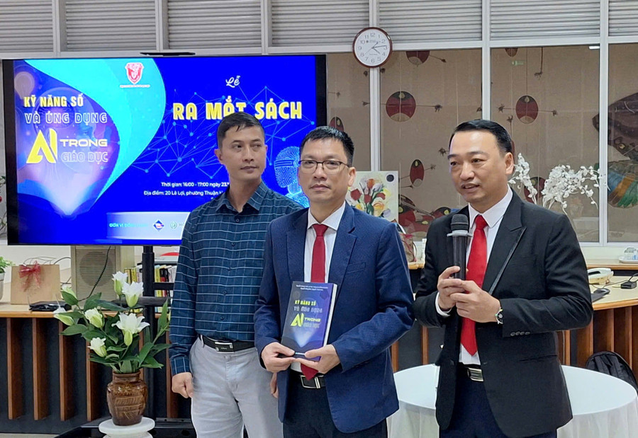 Nhóm tác giả MM888 bảo mật tuyệt đối Huế giới thiệu sách “Kỹ năng số và Ứng dụng AI trong giáo dục”.