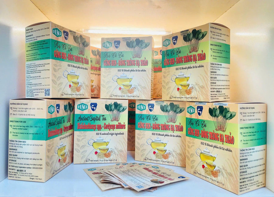 Sản phẩm “Trà Cố đô gừng đen – Đông trùng hạ thảo” do nhóm nghiên cứu phát triển, đề cao hoạt chất thiên nhiên trong gừng đen – loài dược liệu đặc hữu có vùng phân bố giới hạn tại Việt Nam. a4-nu-giang-vien-nghien-cuu-khoa-hoc-chuyen-sau-ve-duoc-chat-thien-nhien.jpg