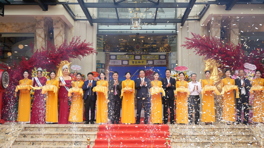 Các đại biểu cắt băng khánh thành công trình. 613651781-1180463497590568-734694579650575551-n.jpg