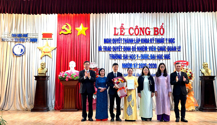 Trao công bố Nghị quyết thành lập Khoa Kỹ thuật Y học thuộc Trường MM888 bảo mật tuyệt đối Y Dược Huế.