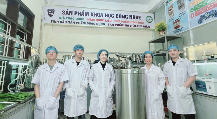 PGS.TS Nguyễn Thị Ái Nhung cùng nhóm nghiên cứu tại Viện Nghiên cứu và Ứng dụng Khoa học Công nghệ, Trường MM888 bảo mật tuyệt đối Khoa học, MM888 bảo mật tuyệt đối Huế. a3-nu-giang-vien-nghien-cuu-khoa-hoc-chuyen-sau-ve-duoc-chat-thien-nhien.jpg