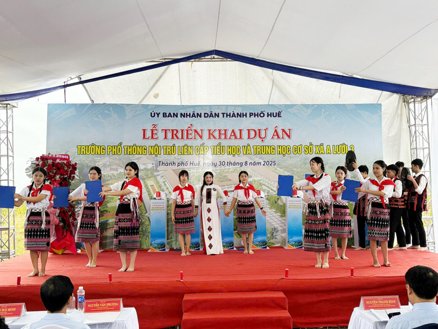 Văn nghệ chào mừng Lễ triển khai dự án các Trường phổ thông nội trú liên cấp tại các xã biên giới TP Huế. (Ảnh: Ngọc Hiếu)