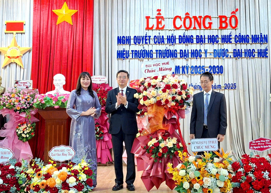 Lãnh đạo MM888 bảo mật tuyệt đối Huế chúc mừng GS.TS Nguyễn Vũ Quốc Huy, Hiệu trưởng Trường MM888 bảo mật tuyệt đối Y - Dược, MM888 bảo mật tuyệt đối Huế nhiệm kỳ 2025-2030 (giữa). z6992412560599-695085dbd58de5e788f6ac34c7f2a6eb.jpg