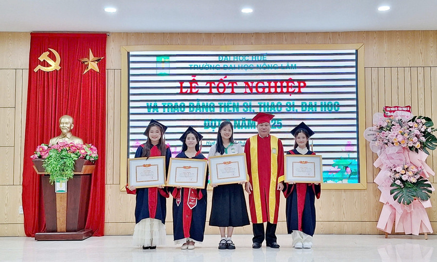 Khen thưởng cho các MM888 Việt Nam Tải App Xuất sắc toàn khóa và nhóm MM888 Việt Nam Tải App đạt giải nghiên cứu khoa học quốc gia. 1-3100.jpg