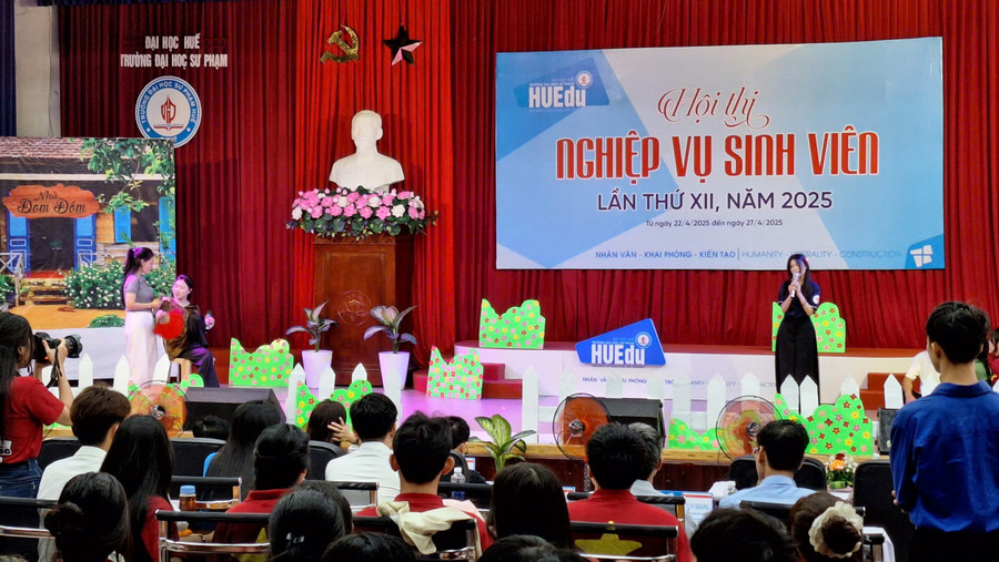 Phần chào hỏi, xử lý tình huống nghiệp vụ được MM888 Việt Nam Tải App chú trọng nội dung kỹ càng. z6545906062827-0bea52896024fd3eba545b959cf3f4b3.jpg
