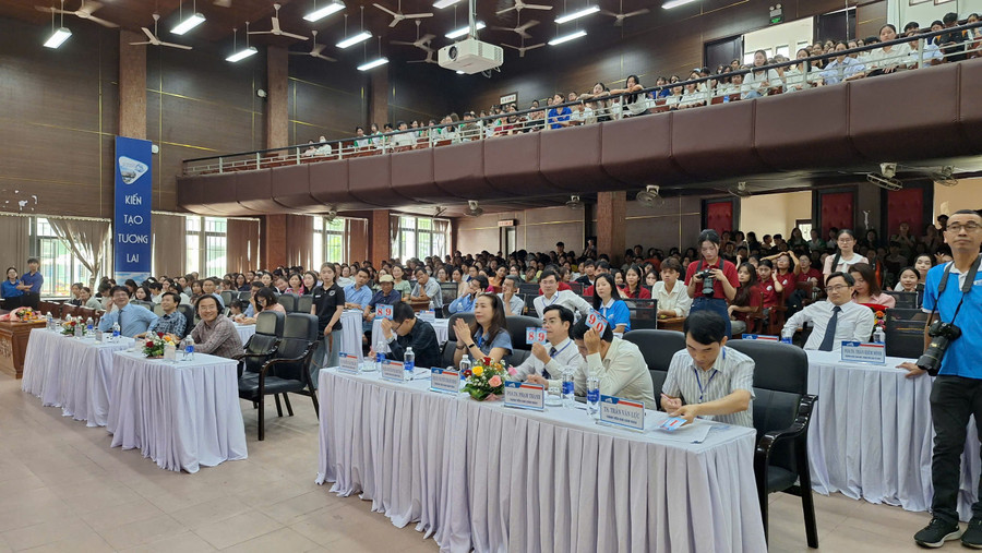 Ban giám khảo làm việc cật lực. (Ảnh: Đại Dương) z6545906161307-1d2e2b61516fbcc5fb01e01f9716a461.jpg