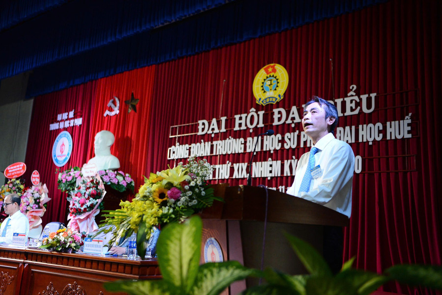 Ths Nguyễn Thanh Lâm, Chủ tịch Công đoàn cơ sở ĐH Sư phạm Huế báo cáo tổng kết hoạt động công đoàn giai đoạn 2023 - 2025 và đề ra mục tiêu, nhiệm vụ, giải pháp cho nhiệm kỳ 2025 - 2030. z7222124502333-9ceab3317dc2c80971bcf36451dcf3b9.jpg