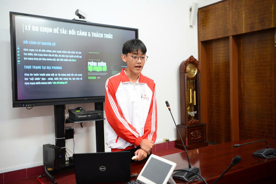 Nhiều nhà nghiên cứu có tuổi đời rất trẻ. z7343057785477-84fb3e252e0a1ead72d5ea80b76d8d85.jpg