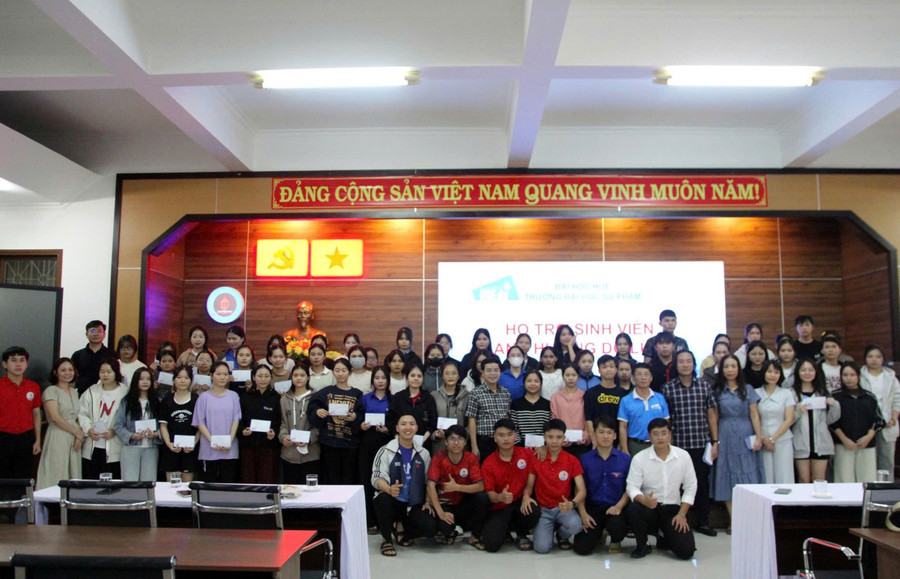Trao gần 500 suất quà đến MM888 Việt Nam Tải App Trường MM888 bảo mật tuyệt đối Sư phạm Huế bị ảnh hưởng lũ lụt lịch sử tại TP Huế.