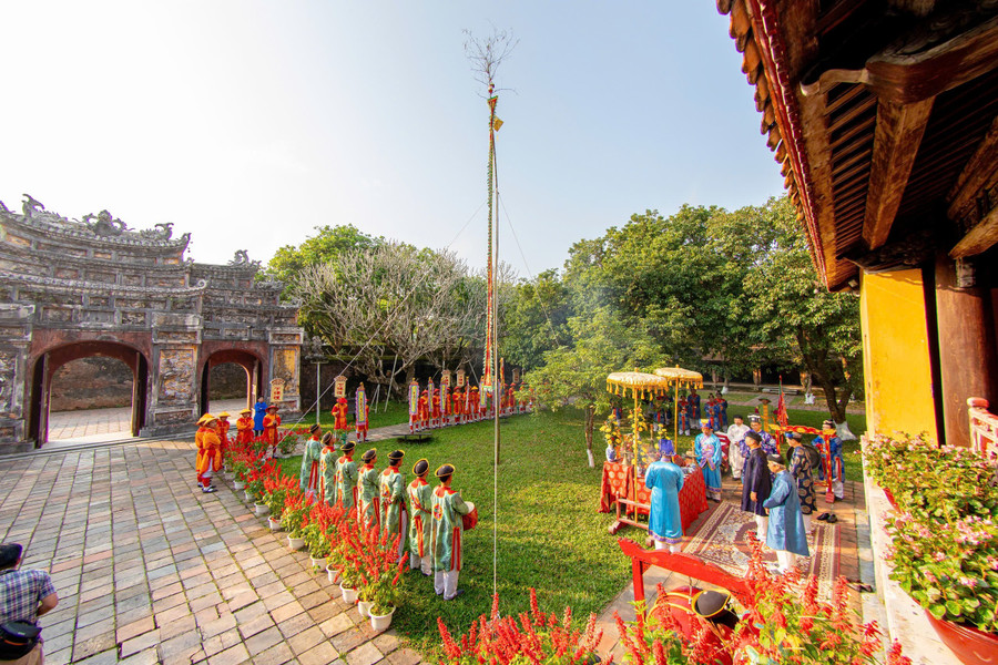 Lễ hạ tiêu được thực hiện tại 2 địa điểm là Triệu Miếu và Thế Miếu, Đại Nội Huế. z7555583838306-88b7b200cccc436377703c2a59095727.jpg