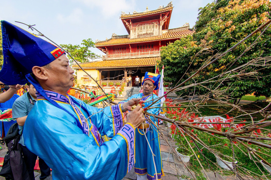 Cây nêu đã được hạ xuống, chiếc ấn treo trên nêu đưa xuống để khai ấn lên các bức thư pháp. z7555583829641-5ca8cbfa2c9a648ea28c9822e20af4db.jpg