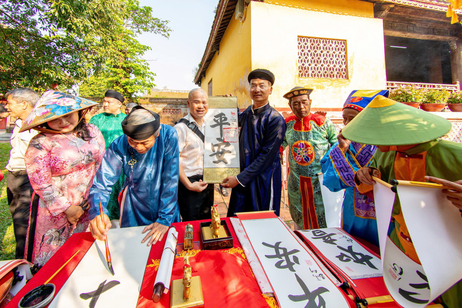 Các chữ thư pháp mang ý nghĩa tốt đẹp cho cả năm mới như: Thịnh vượng, Cát tường, Thọ, Phúc, Lộc, Bình an, Như ý... được lãnh đạo Trung tâm Bảo tồn Di tích Cố đô Huế viết và đóng ấn tặng mọi người. z7555583844273-136fc35002efc590e5578918f961e766.jpg