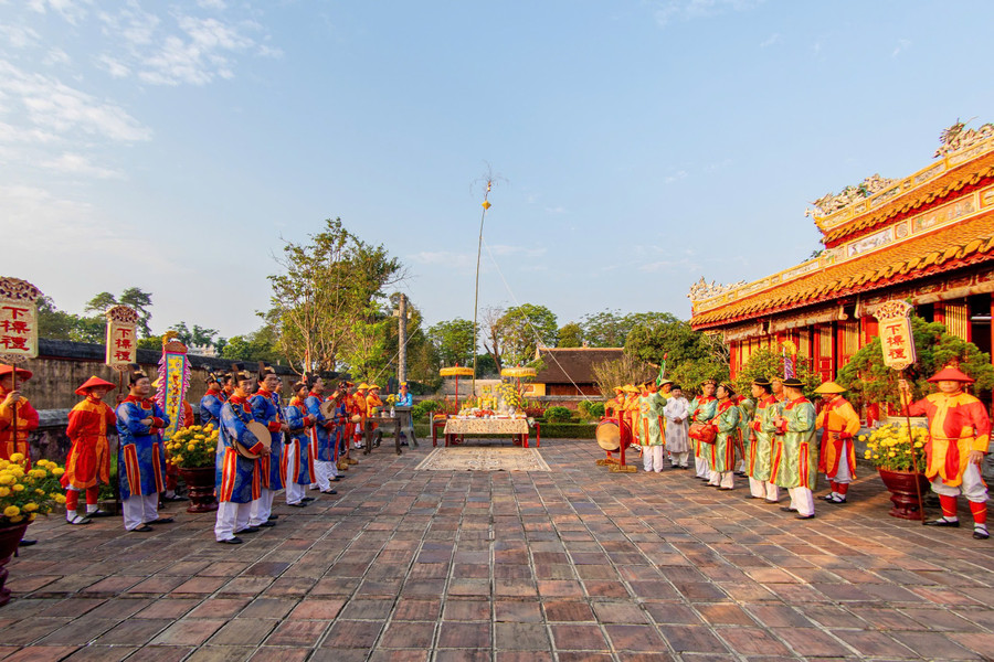 Nhiều nghi thức cung đình xưa được tái hiện. z7555583832750-d85d12853799c2595ad168015623b3ad.jpg