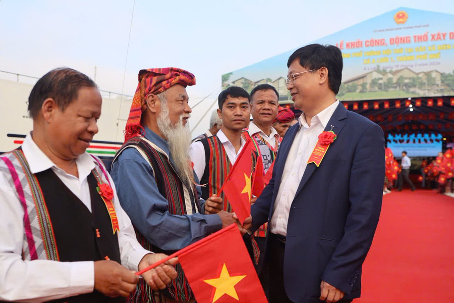 Ông Nguyễn Thanh Bình, Phó Chủ tịch Thường trực UBND TP Huế thăm hỏi, động viên các già làng, cán bộ tại xã A Lưới 1. z7634936650943-621772b9903674039e88ad31d6155c11.jpg