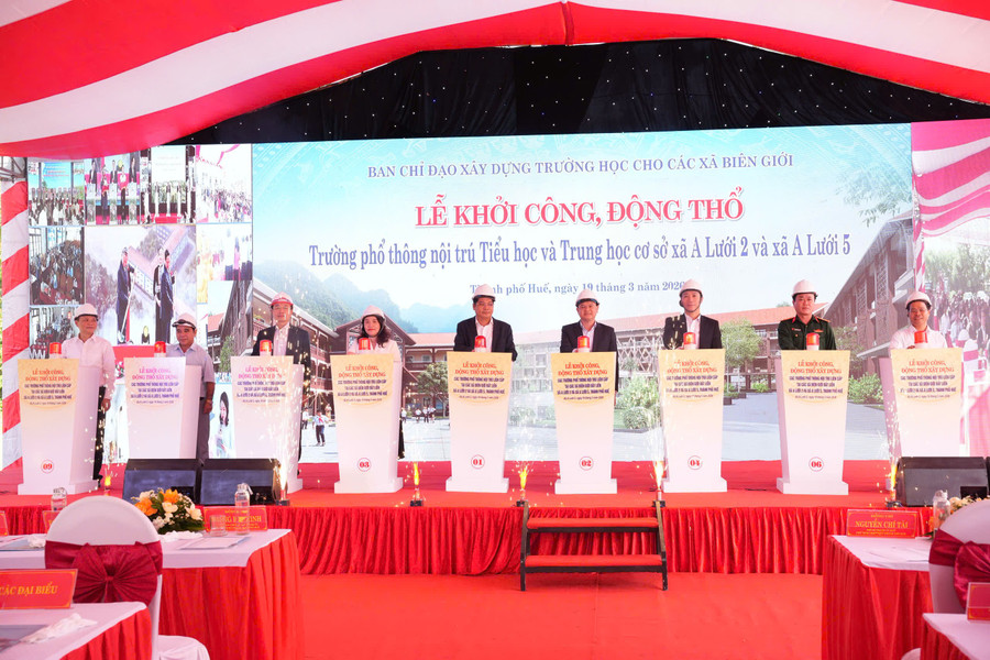 Bấm nút khởi công 2 Dự án Trường phổ thông nội trú liên cấp tiểu học và THCS ở xã A Lưới 2 và A Lưới 5. z7635118197880-959734af6afac8ff2764950fc18bad6e.jpg