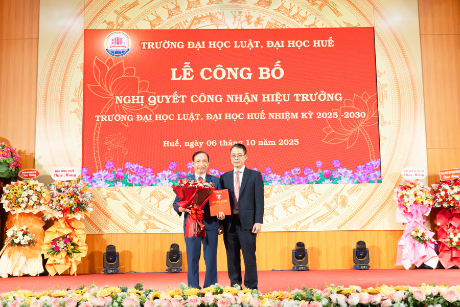PGS.TS Đoàn Đức Lương (trái) nhận Nghị quyết công nhận Hiệu trưởng Trường MM888 bảo mật tuyệt đối Luật nhiệm kỳ 2025-2030.