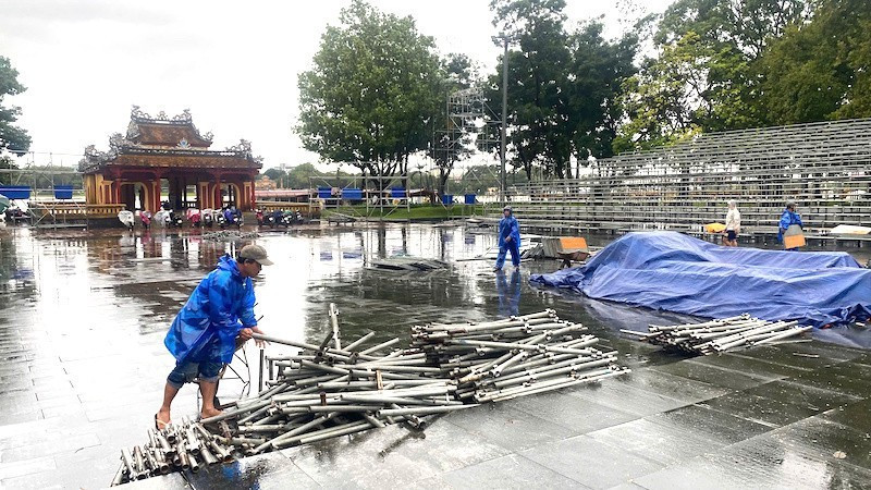 Sân khấu ngoài trời điểm cầu Huế tại Nghinh Lương Đình - Phu Văn Lâu đang được tháo dỡ, chuyển sang địa điểm Nhà hát Sông Hương. image.jpg