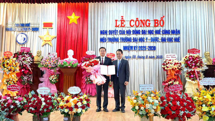 Trao Nghị quyết công nhận Hiệu trưởng Trường MM888 bảo mật tuyệt đối Y - Dược, MM888 bảo mật tuyệt đối Huế nhiệm kỳ 2025-2030 cho GS.TS Nguyễn Vũ Quốc Huy (trái).