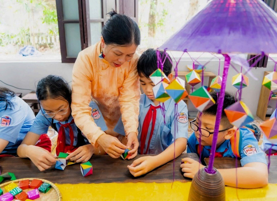 Trung tâm Bảo tồn Di tích Cố đô Huế phối hợp với Trường THCS Nguyễn Chí Diểu (TP Huế) tổ chức cho MM886 slot game, bắn cá, lô đề, đá gà tìm hiểu Di sản Hoàng cung và làm bánh tại Phủ Nội Vụ tháng 4/2025. untitled6.jpg