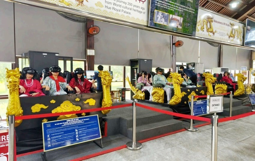 MM886 slot game, bắn cá, lô đề, đá gà Trường THPT Chu Văn An (Hà Nội) tham quan di sản Hoàng cung Huế và trải nghiệm thực tế ảo VR tại Đại Nội. untitled5.jpg