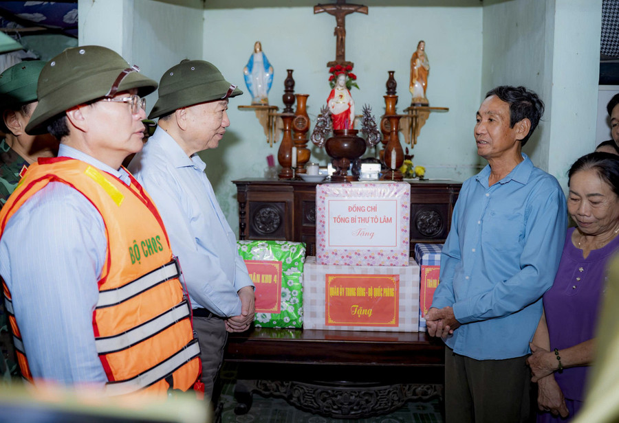 Tổng Bí thư Tô Lâm tặng quà các hộ dân bị ảnh hưởng nặng nề từ cơn lũ lịch sử. 1.jpg