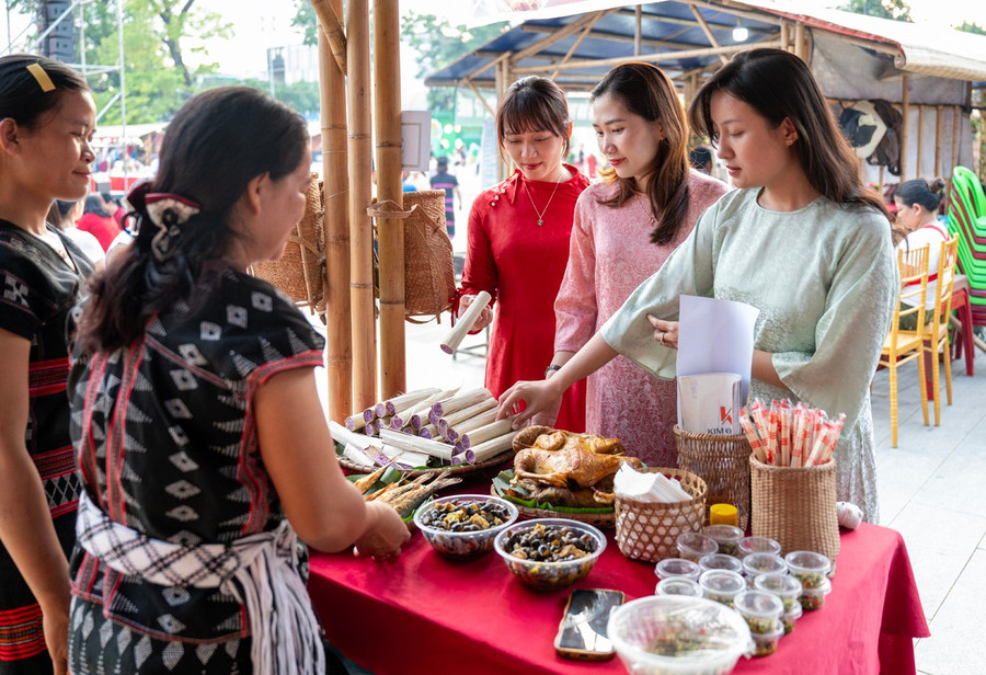 Người dân Huế và du khách tham quan các gian hàng ẩm thực. hai-6546.jpg