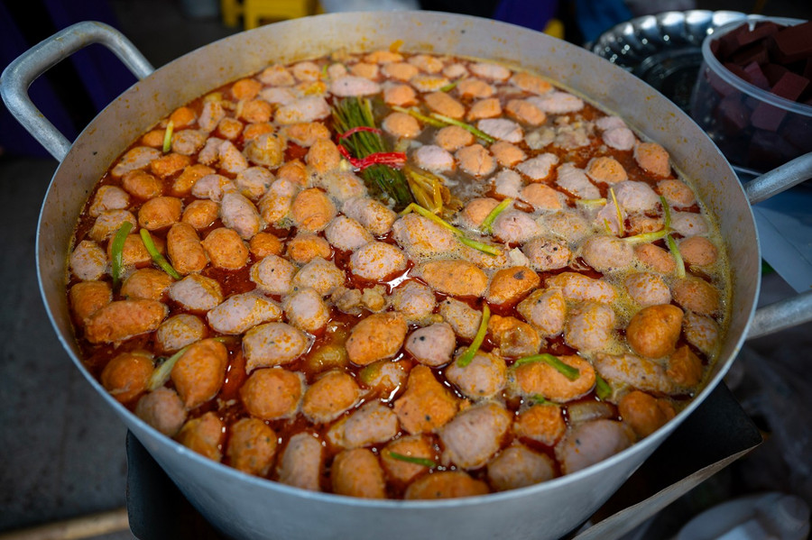 Nồi bún bò Huế màu sắc đẹp mắt. hai-6636.jpg