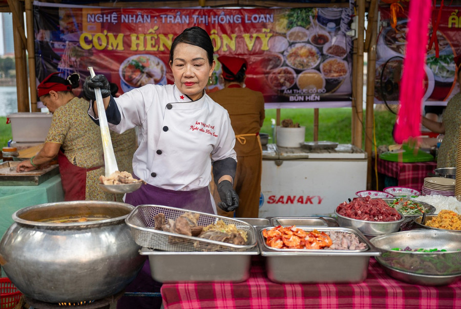 Nghệ nhân văn hóa ẩm thực làng nghề Việt Nam Trần Thị Loan bên nồi bún bò Huế đúng chuẩn. hai-6663.jpg