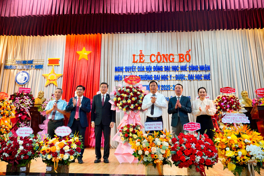 Lãnh đạo Thành ủy - HĐND - UBND - UBMTTQVN Thành phố Huế tặng hoa chúc mừng. dsc1561.jpg